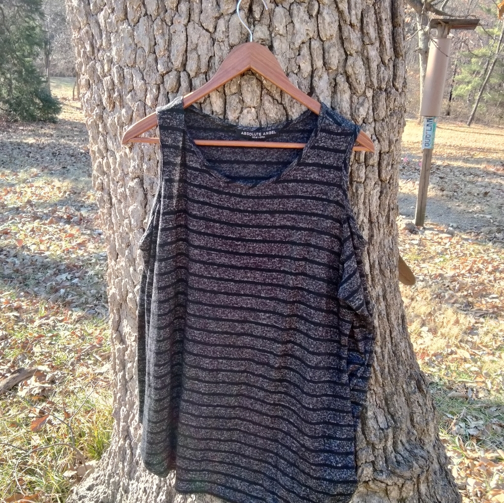 ⬇️ Price Drop!⬇️Absolute Angel Cut out Top in size L/XL